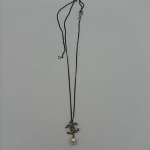 Elegant Silver Necklace with Pearl Pendant